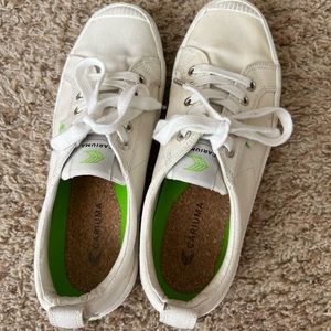 Cariuma Off White Canvas 7.5 Womens